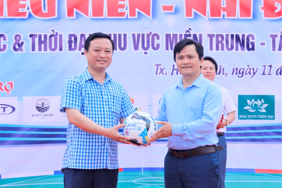 Giám đốc Sở TT&amp;TT Đậu Tùng Lâm (bên trái) trao quả bóng có chữ ký của Chủ tịch UBND tỉnh Hà Tĩnh Võ Trọng Hải cho Ban tổ chức giải đấu.