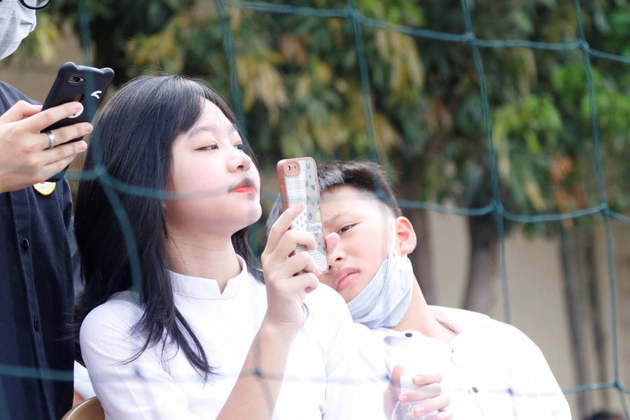 Cỗ vũ hết mình cho các cầu thủ của đội nhà.