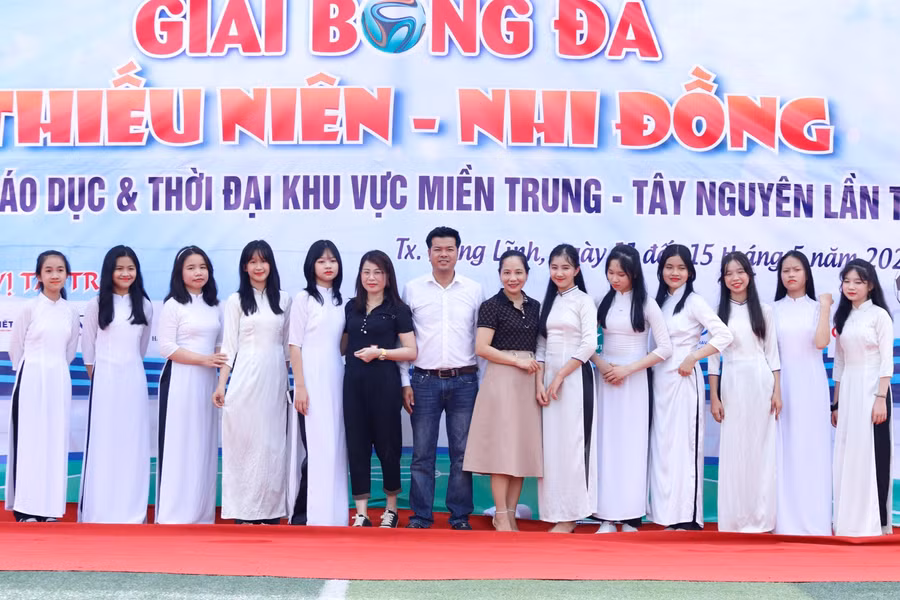 Các nữ sinh chụp ảnh lưu niệm cùng đại diện Ban tổ chức giải đấu.