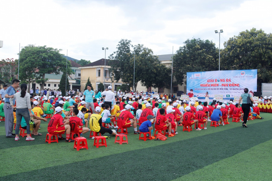 Lễ khai mạc Giải bóng đá Thiếu niên – Nhi đồng Cúp Báo GD&amp;TĐ khu vực MT-TN năm 2022 tại thị xã Hồng Lĩnh được diễn ra vào sáng 11/5.