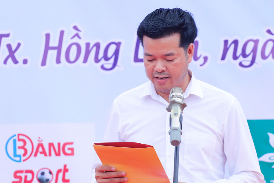 Ông Nguyễn Văn Dũng - Trưởng Văn phòng đại diện Báo GD&amp;TĐ khu vực MT-TN phát biểu khai mạc giải đấu.
