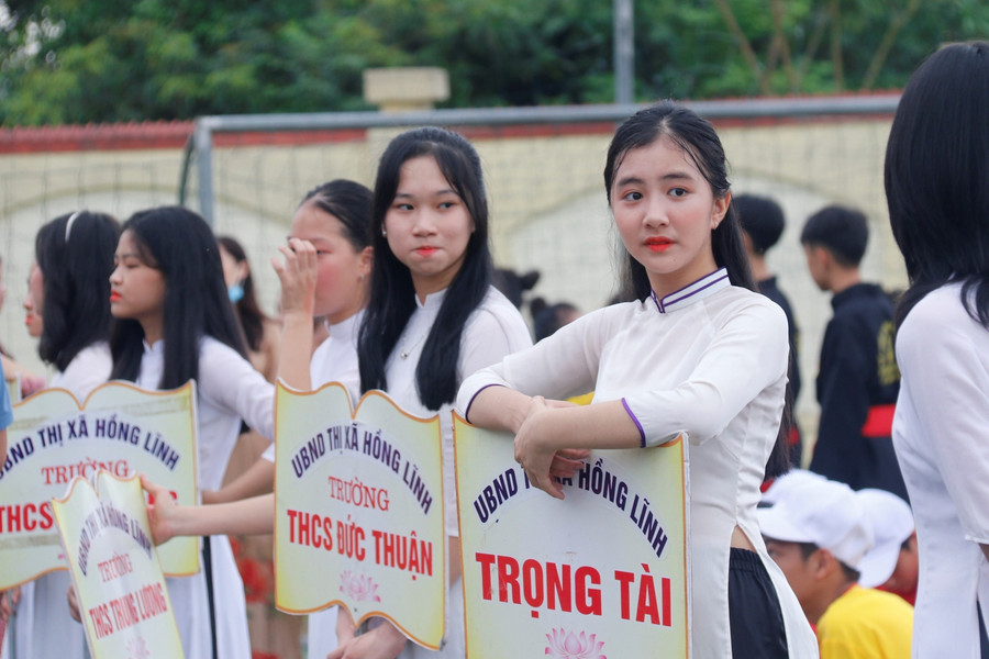 Các nữ sinh trên đang học tại một lớp 8 của Trường THCS Bắc Hồng.