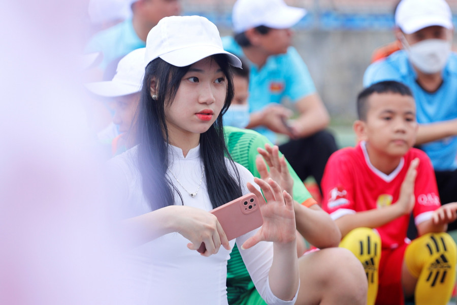 Mái tóc dài tuổi học trò trong cái nắng nhẹ đầu hè khiến nhiều con tim xao xuyến.