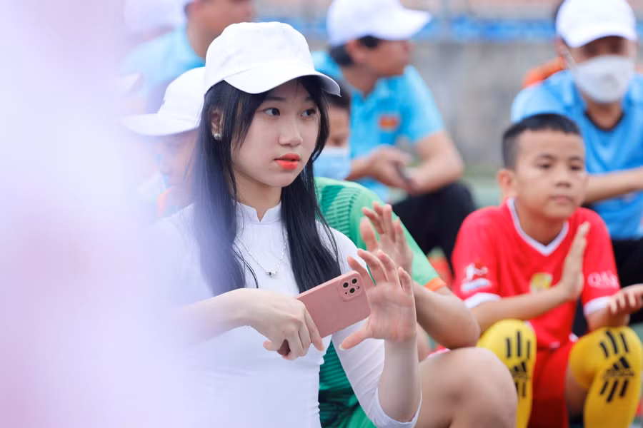 Mái tóc dài tuổi học trò trong cái nắng nhẹ đầu hè khiến nhiều con tim xao xuyến.