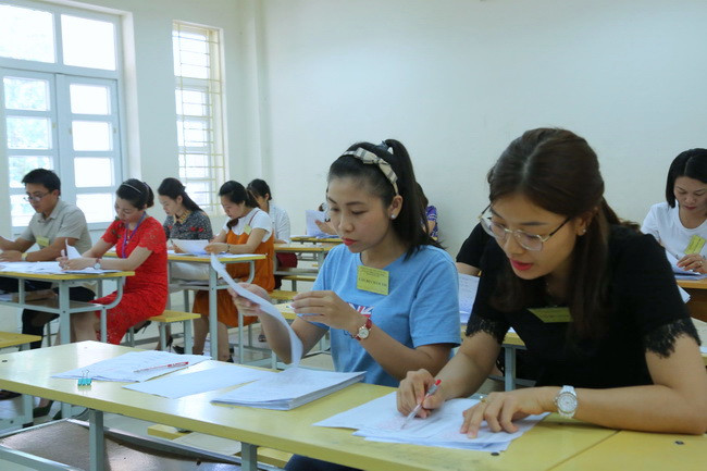 Các cán bộ chấm thi đang thực hiện thống nhất kết quả điểm tại phòng chấm chung. Ảnh: Việt Hà Các cán bộ chấm thi đang thực hiện thống nhất kết quả điểm tại phòng chấm chung. Ảnh: Việt Hà
