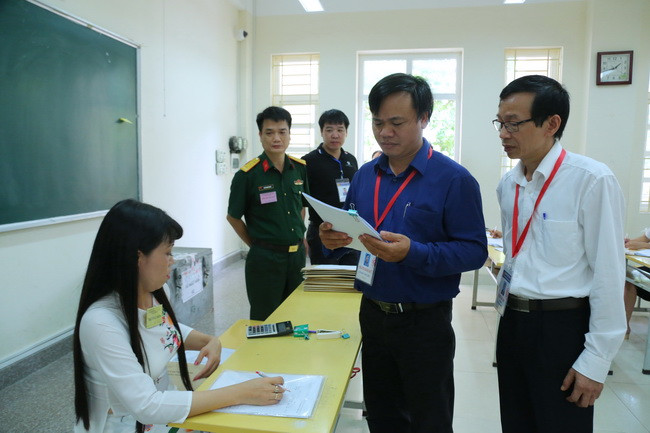 Ông Nguyễn Văn Minh, Ủy viên ban chỉ đạo và cán bộ Cục Quản lý chất lượng thị sát hoạt động của một Trưởng môn chấm. Ảnh Việt Hà Ông Nguyễn Văn Minh, Ủy viên ban chỉ đạo và cán bộ Cục Quản lý chất lượng thị sát hoạt động của một Trưởng môn chấm. Ảnh Việt Hà