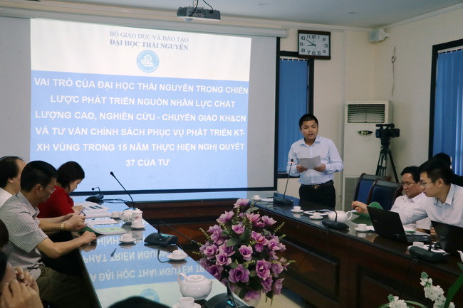 Các đại biểu tham luận tại buổi tọa đàm.