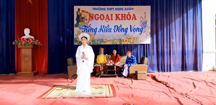 Học sinh biểu diễn lẩy Kiều