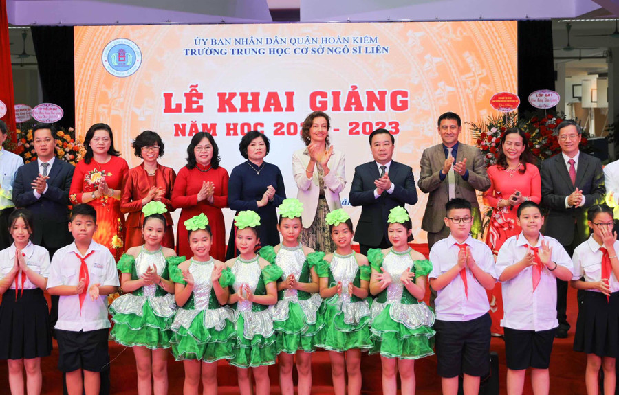 Đoàn đại biểu dự lễ khai giảng cùng chụp ảnh với thầy trò Trường THCS Ngô Sỹ Liên