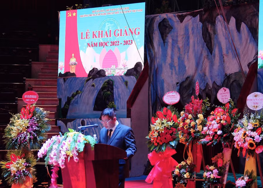 Ông Ngô Lê Thắng, Hiệu trưởng phát biểu tại Lễ khai giảng. 