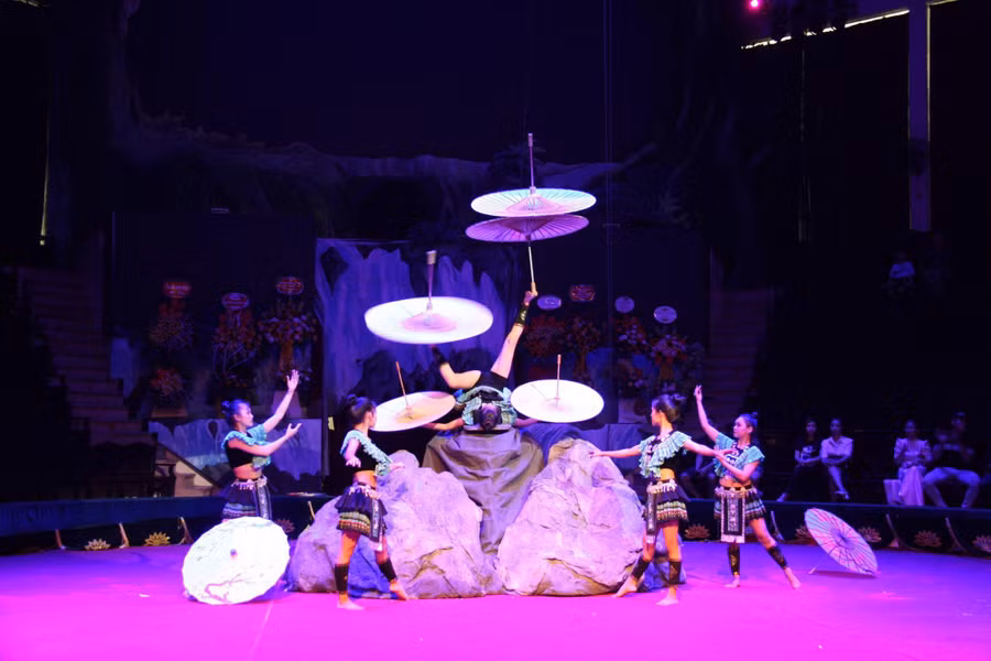 Tiết mục biểu diễn tốt nghiệp của học sinh Trường Trung cấp Nghệ thuật Xiếc và Tạp kỹ Việt Nam. Tiết mục biểu diễn tốt nghiệp của học sinh Trường Trung cấp Nghệ thuật Xiếc và Tạp kỹ Việt Nam.