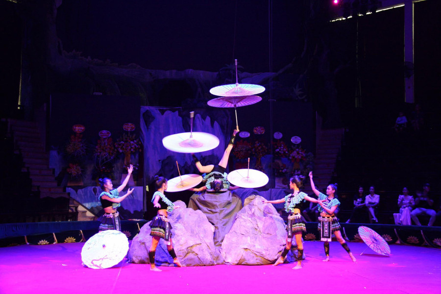 Tiết mục biểu diễn tốt nghiệp của học sinh Trường Trung cấp Nghệ thuật Xiếc và Tạp kỹ Việt Nam. Tiết mục biểu diễn tốt nghiệp của học sinh Trường Trung cấp Nghệ thuật Xiếc và Tạp kỹ Việt Nam.