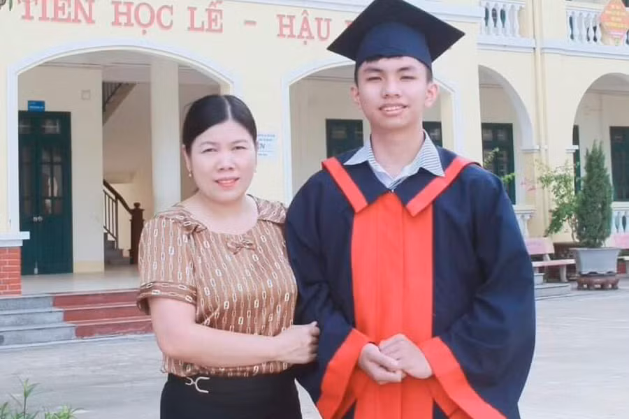 Cô Nguyễn Thị Hiền cùng học sinh Vũ Thành Lâm, Thủ khoa chuyên Toán, vào 10 Trường THPT chuyên Lương Văn Tụy (Ninh Bình). 