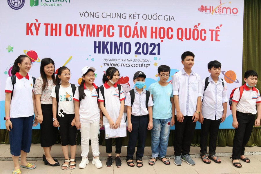 Cô Nguyễn Thị Hiền (thứ 2 bên trái) đã đạt nhiều thành tích trong bồi dưỡng học sinh giỏi và học sinh tham dự các quốc thi trong nước, quốc tế. Cô Nguyễn Thị Hiền (thứ 2 bên trái) đã đạt nhiều thành tích trong bồi dưỡng học sinh giỏi và học sinh tham dự các quốc thi trong nước, quốc tế.