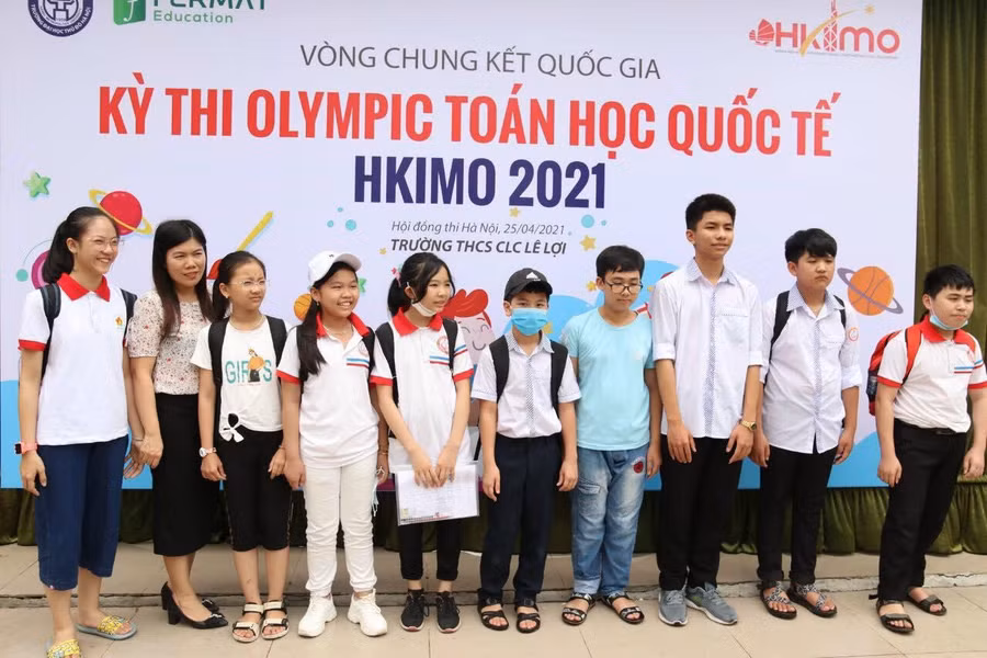 Cô Nguyễn Thị Hiền (thứ 2 bên trái) đã đạt nhiều thành tích trong bồi dưỡng học sinh giỏi và học sinh tham dự các quốc thi trong nước, quốc tế.