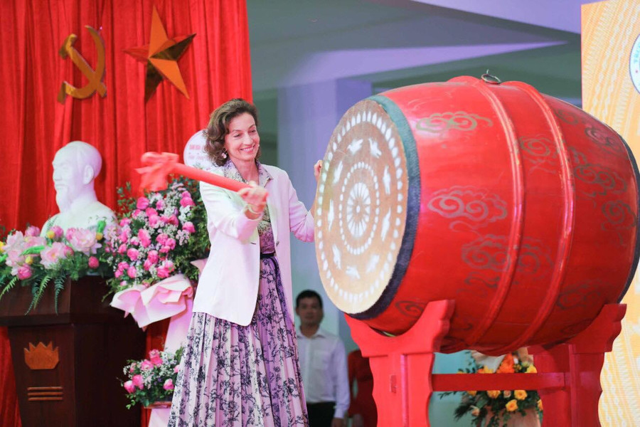 Bà Audrey Azoulay đánh trống khai giảng.