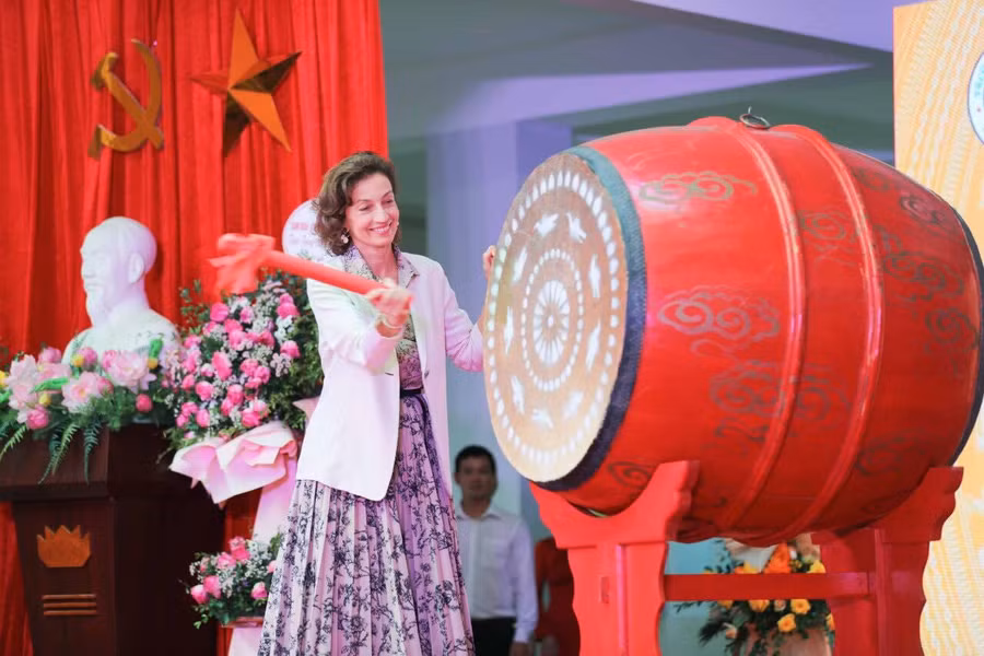 Bà Audrey Azoulay đánh trống khai giảng.