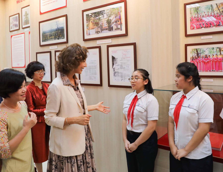 Bà Audrey Azoulay trò chuyện cùng thầy trò Trường THCS Ngô Sỹ Liên.