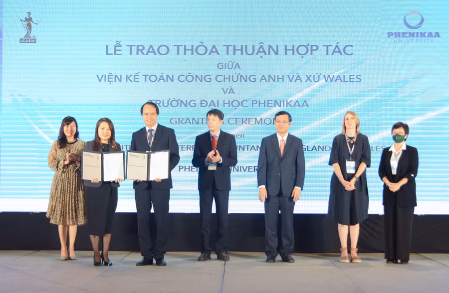 Trao thoả thuận hợp tác giữa một số cơ sở giáo dục đại học trong nước với các tổ chức, cơ sở giáo dục nước ngoài. Ảnh: Nguyễn Mạnh