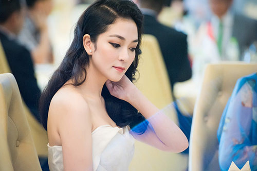 Nguyễn Thị Huyền đẹp mặn mà, quý phái đi sự kiện ảnh 4 nguyen thi huyen dep man ma, quy phai di su kien - 4
