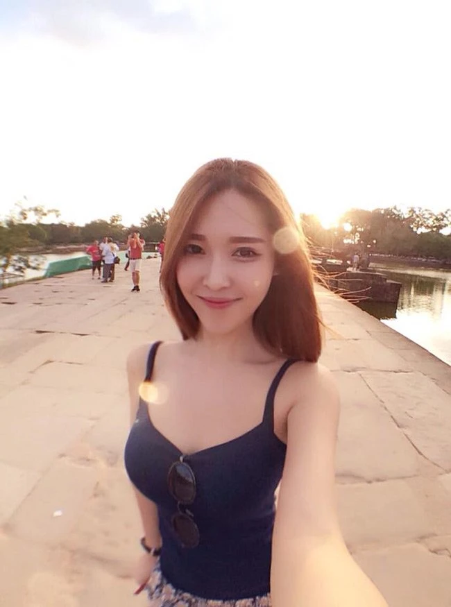 4 hot girl bán hàng gợi cảm đến "ngộp thở"