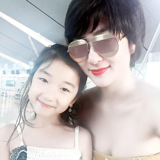 Con gái ruột giấu kín nhiều năm của Hoa hậu Nguyễn Thị Huyền ảnh 1 Mới đây, trên trang cá nhân của mình, Hoa hậu Nguyễn Thị Huyền chia sẻ hình ảnh cô con gái yêu Tống Khánh Linh. Gương mặt xinh xắn, thần thái rạng rỡ và lém lỉnh của con gái Hoa hậu khiến nhiều người chú ý.