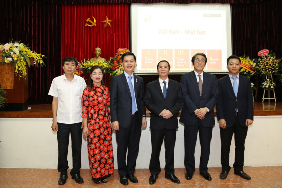 Thứ trưởng Triệu Văn Cường chụp ảnh lưu niệm cùng Đại sứ đặc mệnh toàn quyền Nhật Bản tại Việt Nam UMEDA KUNIO và Ban lãnh đạo Cục Văn thư và Lưu trữ nhà nước tại Lễ ra mắt Triển lãm