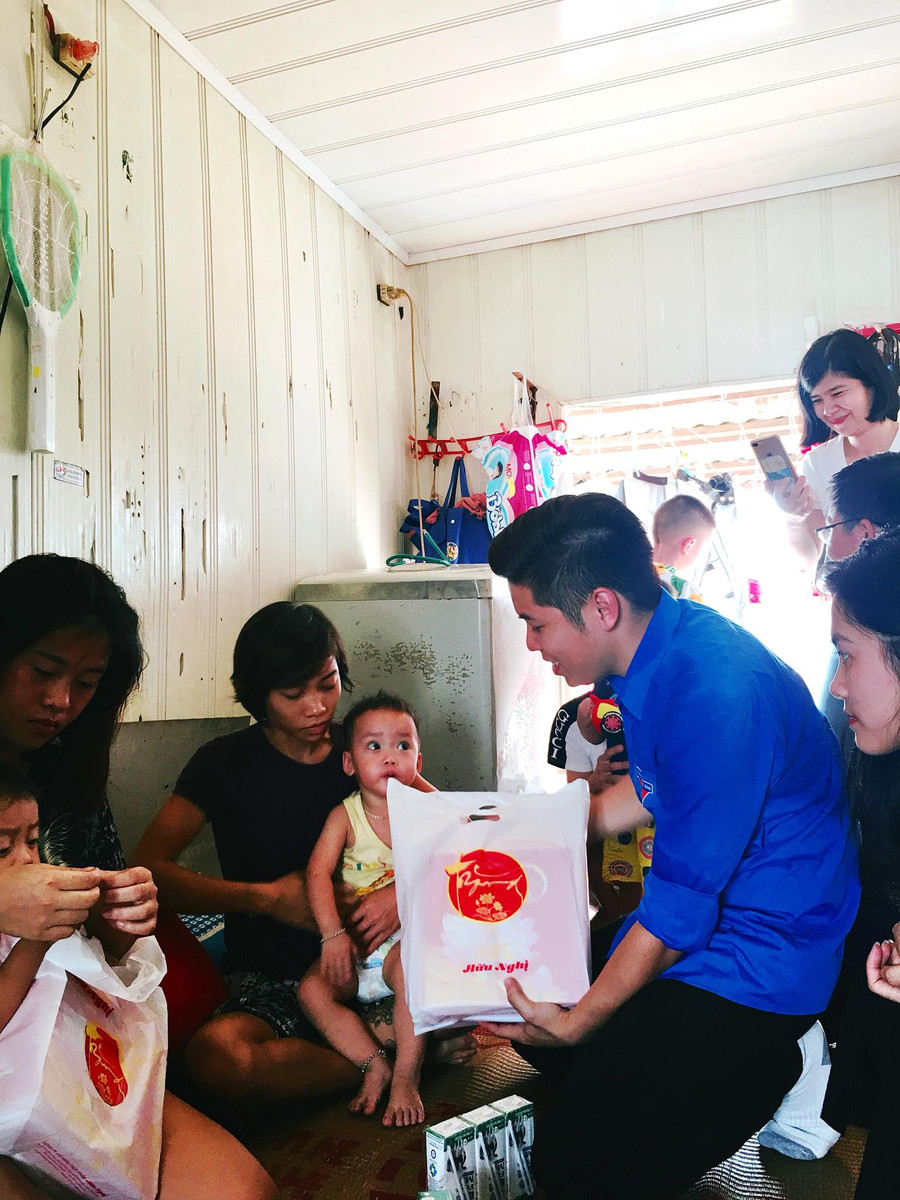 Quà Trung thu đến với các em nhỏ làng chài Quà Trung thu đến với các em nhỏ làng chài