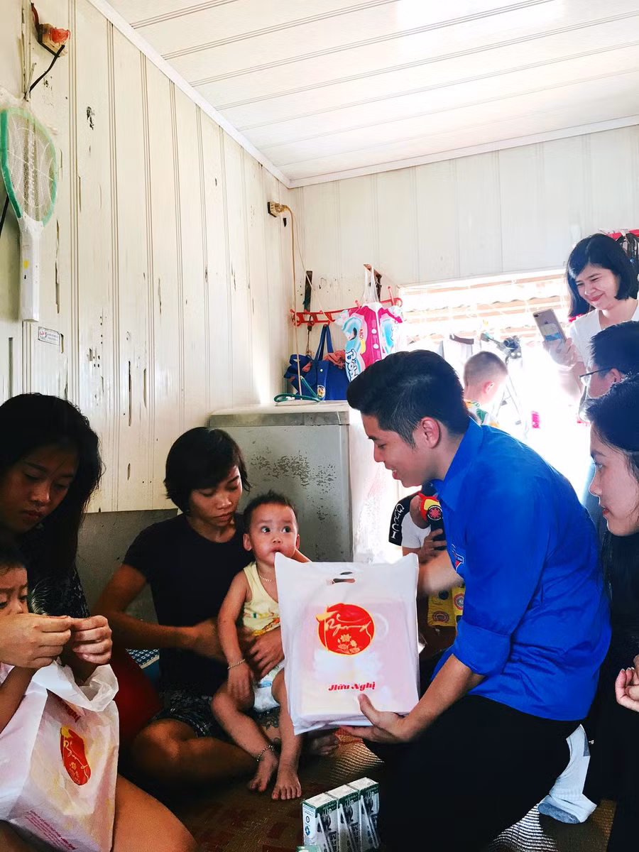 Quà Trung thu đến với các em nhỏ làng chài