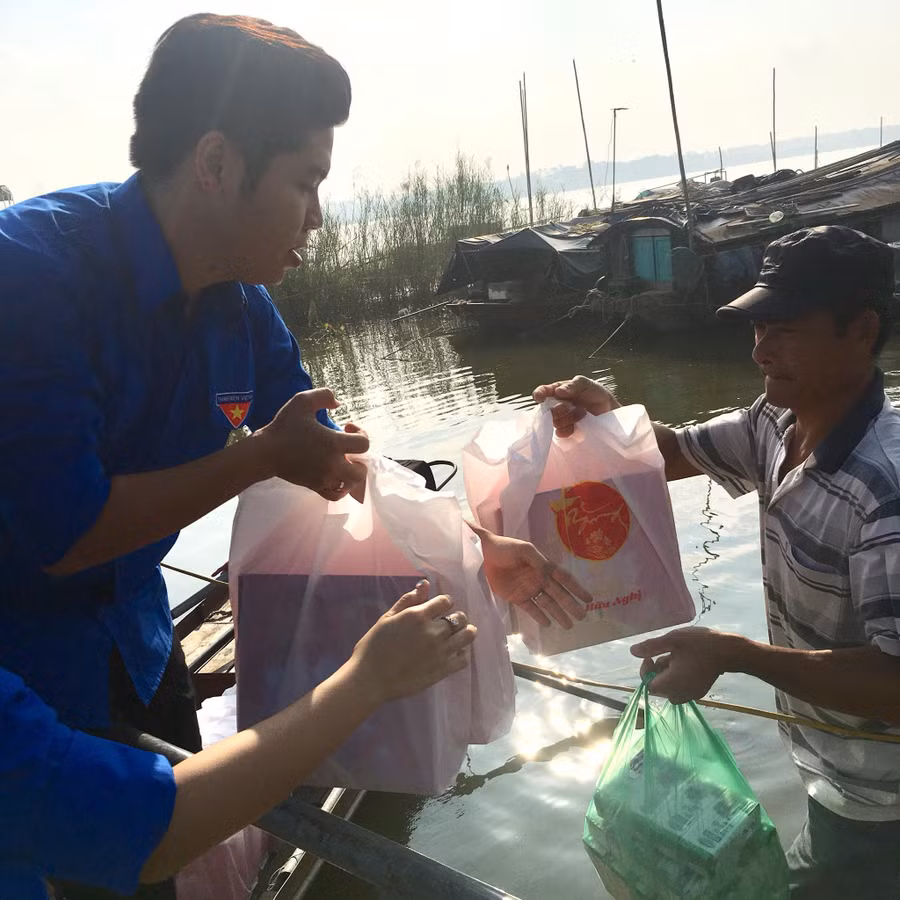 Chia sẻ tình yêu thương