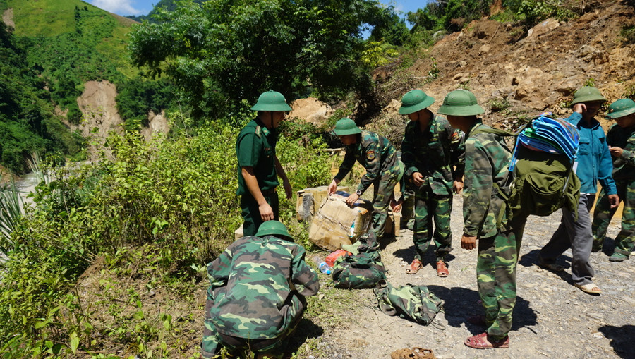 Bộ đội biên phòng Mường Ải hỗ trợ đưa quà đến các em học sinh Bộ đội biên phòng Mường Ải hỗ trợ đưa quà đến các em học sinh