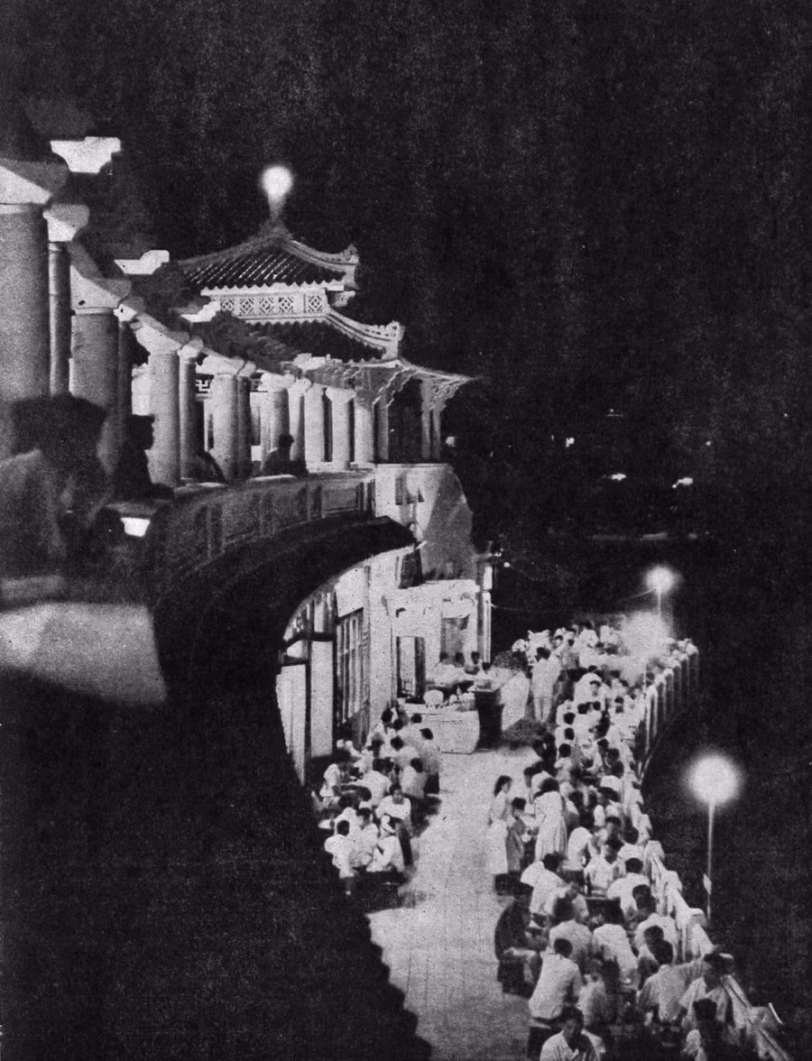 Nhà Thuỷ Tạ bên bờ hồ Hoàn Kiếm, Hà Nội