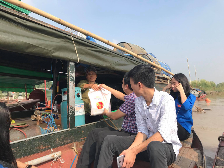 Trao quà cho gia đình làng chài Trao quà cho gia đình làng chài