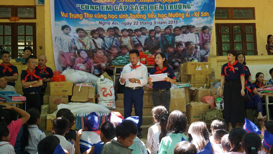 Nhóm thiện nguyện "Cùng em nâng bước tới trường" tổ chức trao quà cho các em học sinh