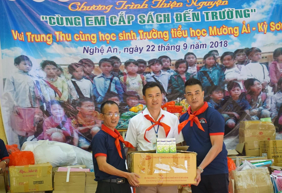 Nhóm thiện nguyện trao quà cho BGH Trường tiểu học Mường Ải