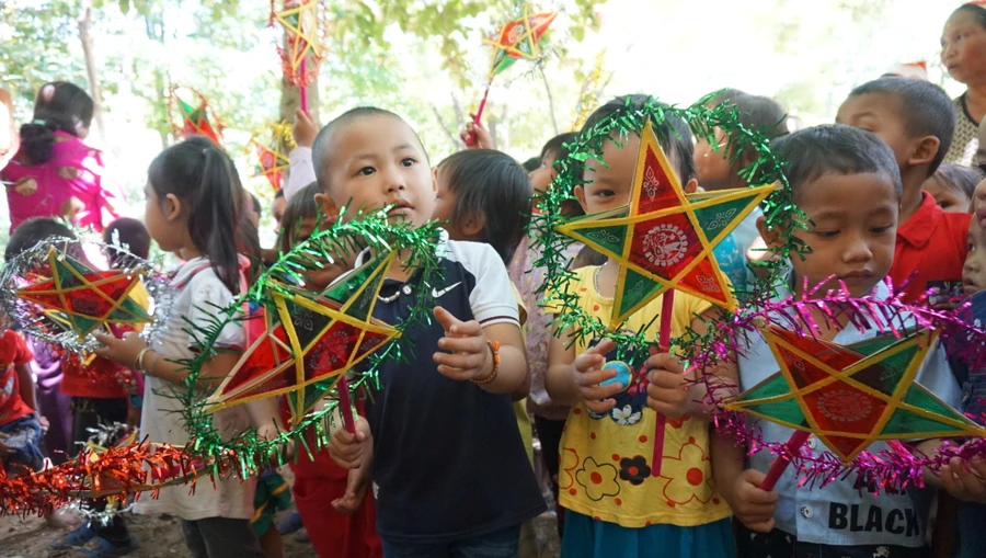 Học sinh Trường mầm non Mường Ải háo hức với đèn ông sao