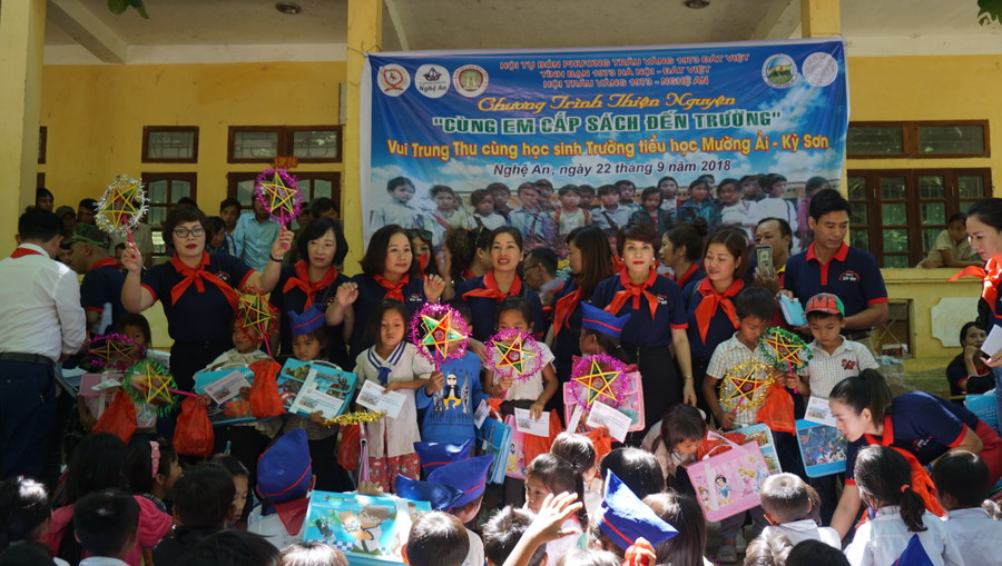 Niềm vui khi nhận quà Trung thu