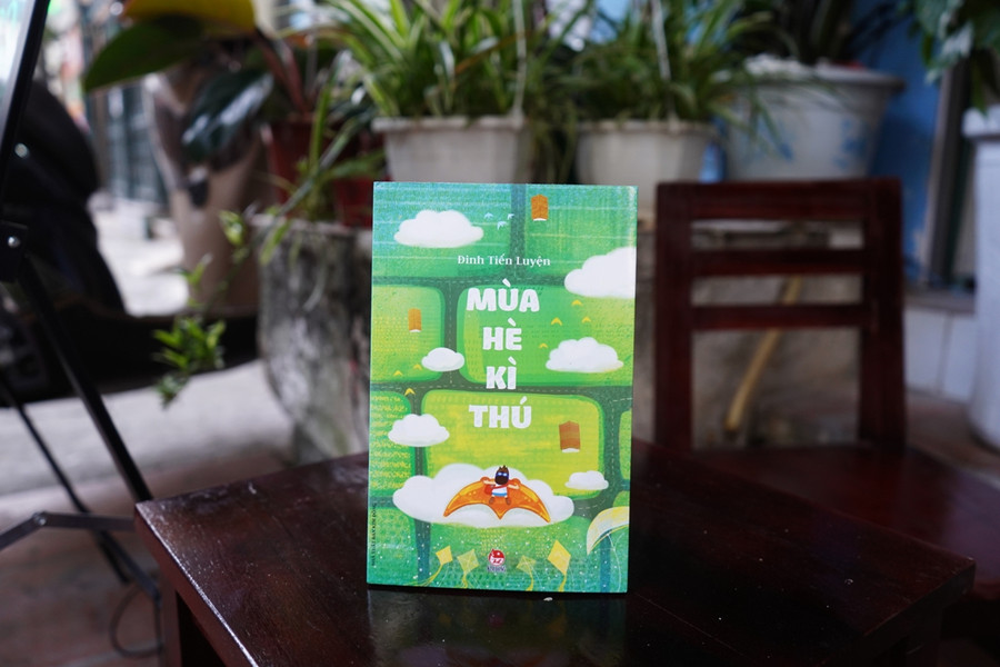 Bìa cuốn sách "Mùa hè kỳ thú" Bìa cuốn sách "Mùa hè kỳ thú"