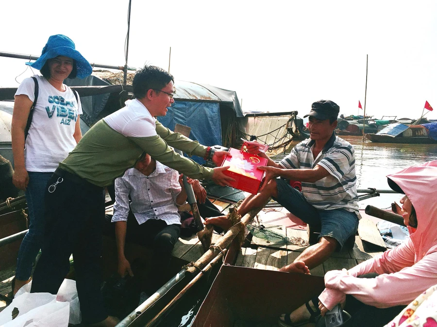 Đại diện cho Quận Đoàn Hoàn Kiếm trao quà cho người dân làng chài