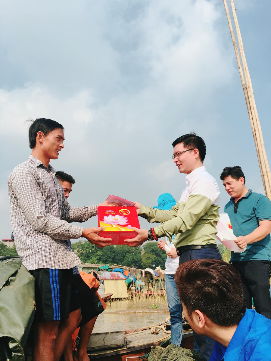Những món quà ý nghĩa đến với những người dân làng chài sông Hồng Những món quà ý nghĩa đến với những người dân làng chài sông Hồng