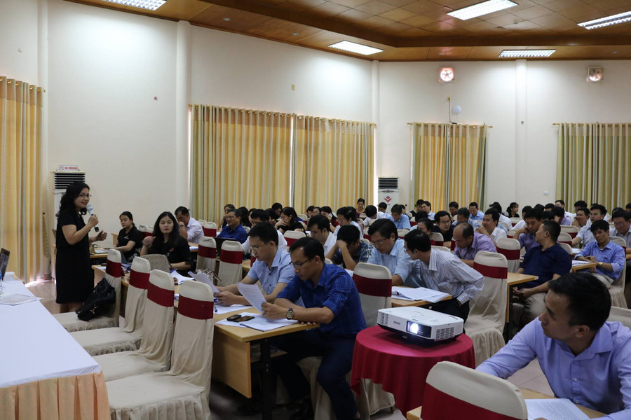 TS Đặng Thị Thanh Huyền, nguyên Viện trưởng Viện khoa học quản lý giáo dục trao đổi với các đại biểu về phương pháp đánh giá chuẩn hiệu trưởng.