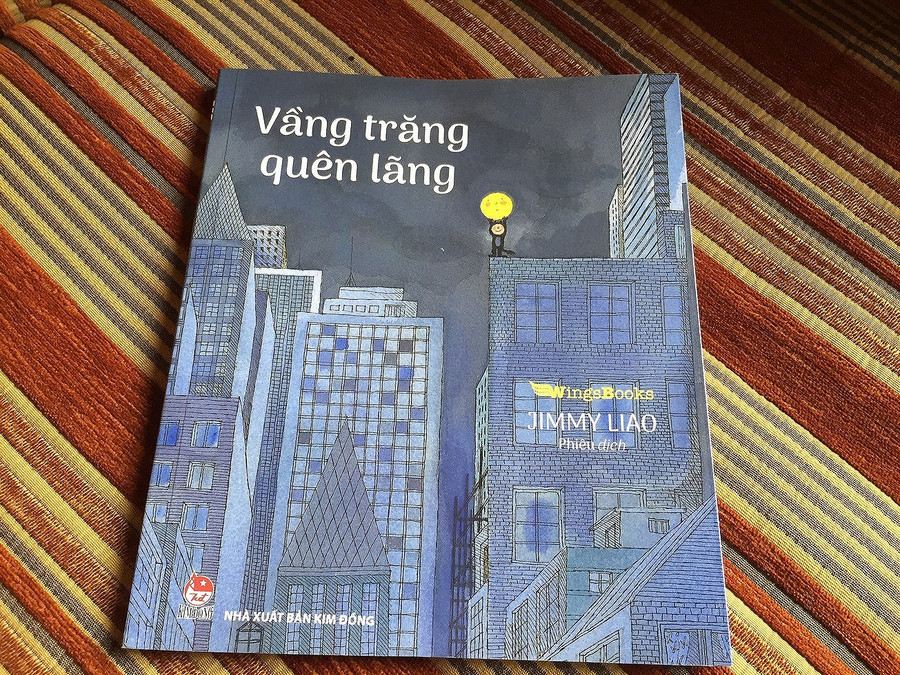 Bìa cuốn sách "Vầng trăng quên lãng"