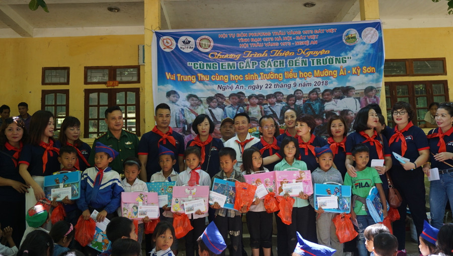 Nhiều phần quà ý nghĩa đến với các em vùng cao