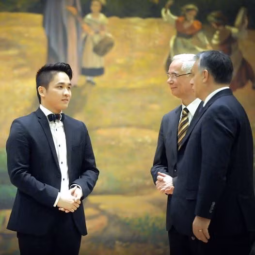 Ninh Đức Hoàng Long trong lần diện kiến Thủ tướng đương nhiệm Hungary và Bộ trưởng Nguồn nhân lực Hungary