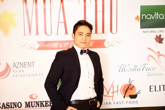 Ninh Đức Hoàng Long trong chương trình Dạ vũ mùa thu tổ chức tại Đan Mạch