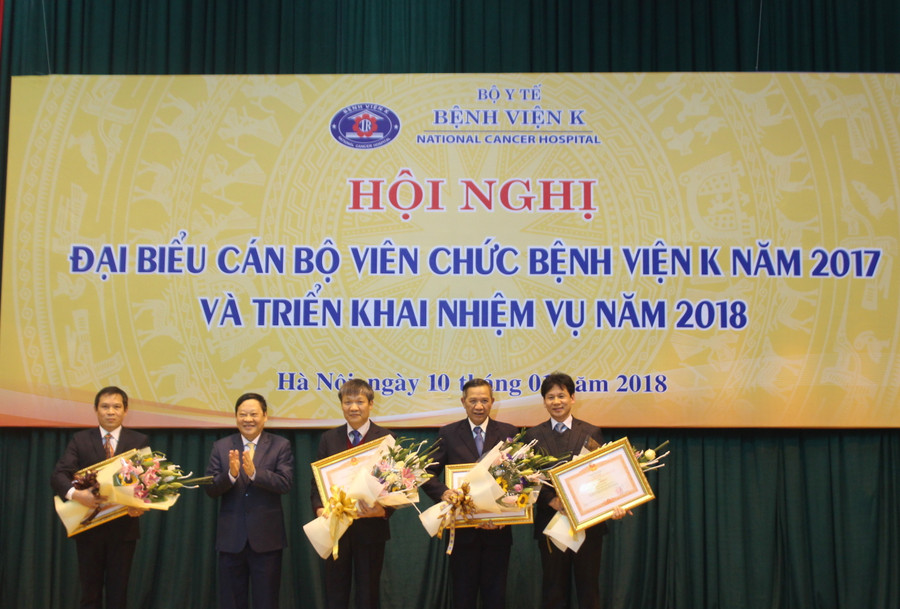 Thứ trưởng Nguyễn Viết Tiến trao Bằng khen của Thủ tướng Chính phủ cho 4 đồng chí