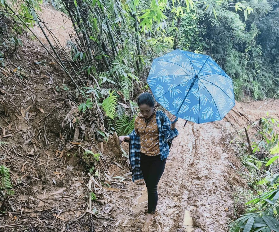 Giáo viên phải đi bộ đường rừng nhiều km mới vào được bản để dạy học trò.