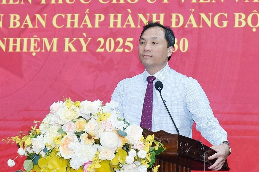 Bí thư Tỉnh ủy Hà Tĩnh Hoàng Trung Dũng phát biểu tại buổi khai giảng. Bí thư Tỉnh ủy Hà Tĩnh Hoàng Trung Dũng phát biểu tại buổi khai giảng.