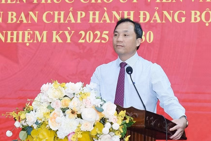 Bí thư Tỉnh ủy Hà Tĩnh Hoàng Trung Dũng phát biểu tại buổi khai giảng.