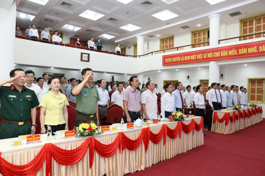 Các đại biểu thực hiện nghi thức chào cờ tại buổi khai giảng. Các đại biểu thực hiện nghi thức chào cờ tại buổi khai giảng.